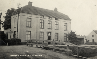 602382 Gezicht op de pastorie van de N.H. Kerk (Langbroekerdijk) te Nederlangbroek (gemeente Langbroek).N.B. De ...